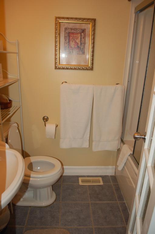Accommodations Niagara Bed & Breakfast Екстер'єр фото