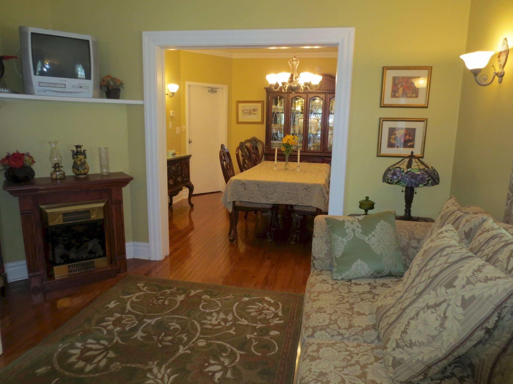 Accommodations Niagara Bed & Breakfast Екстер'єр фото