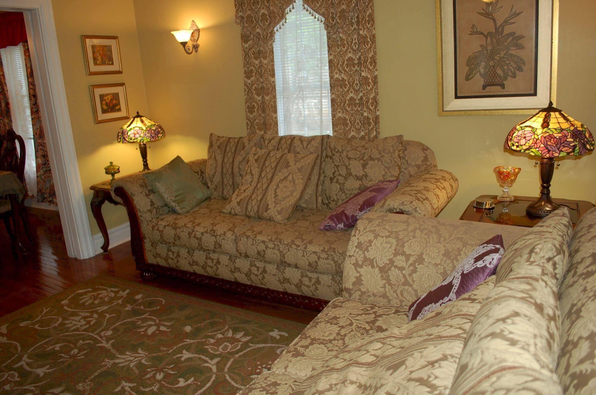 Accommodations Niagara Bed & Breakfast Екстер'єр фото
