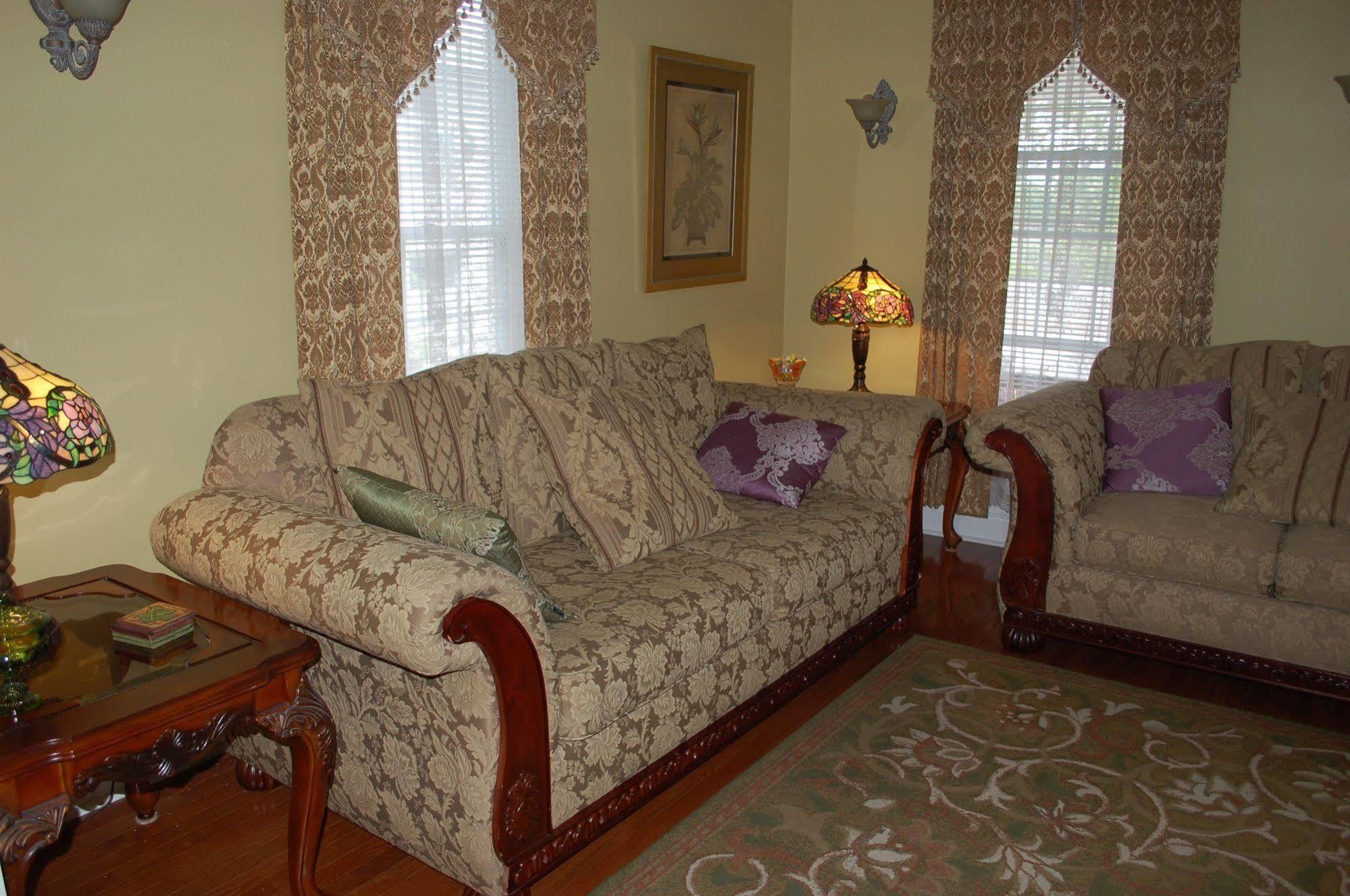 Accommodations Niagara Bed & Breakfast Екстер'єр фото