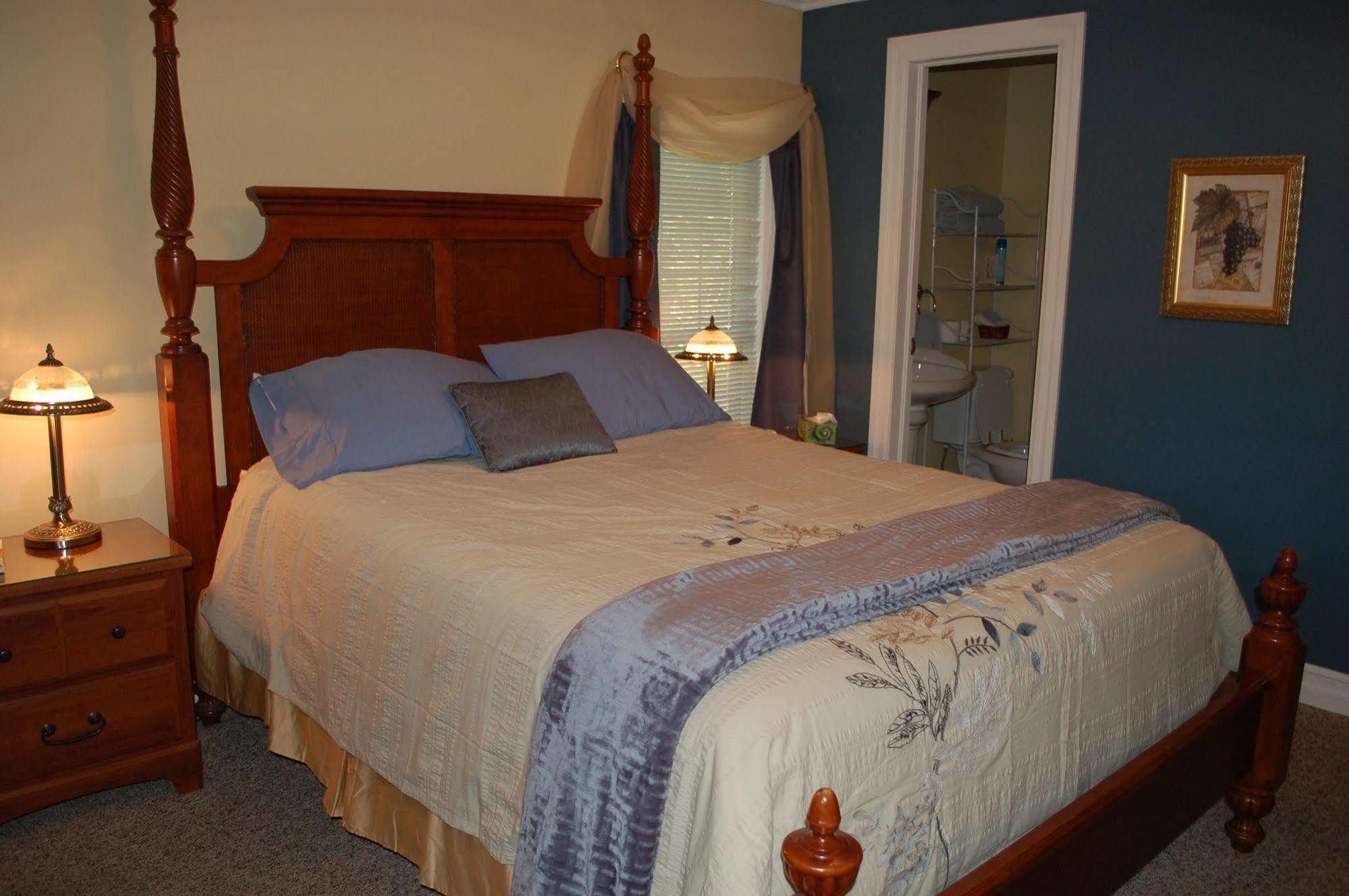 Accommodations Niagara Bed & Breakfast Екстер'єр фото