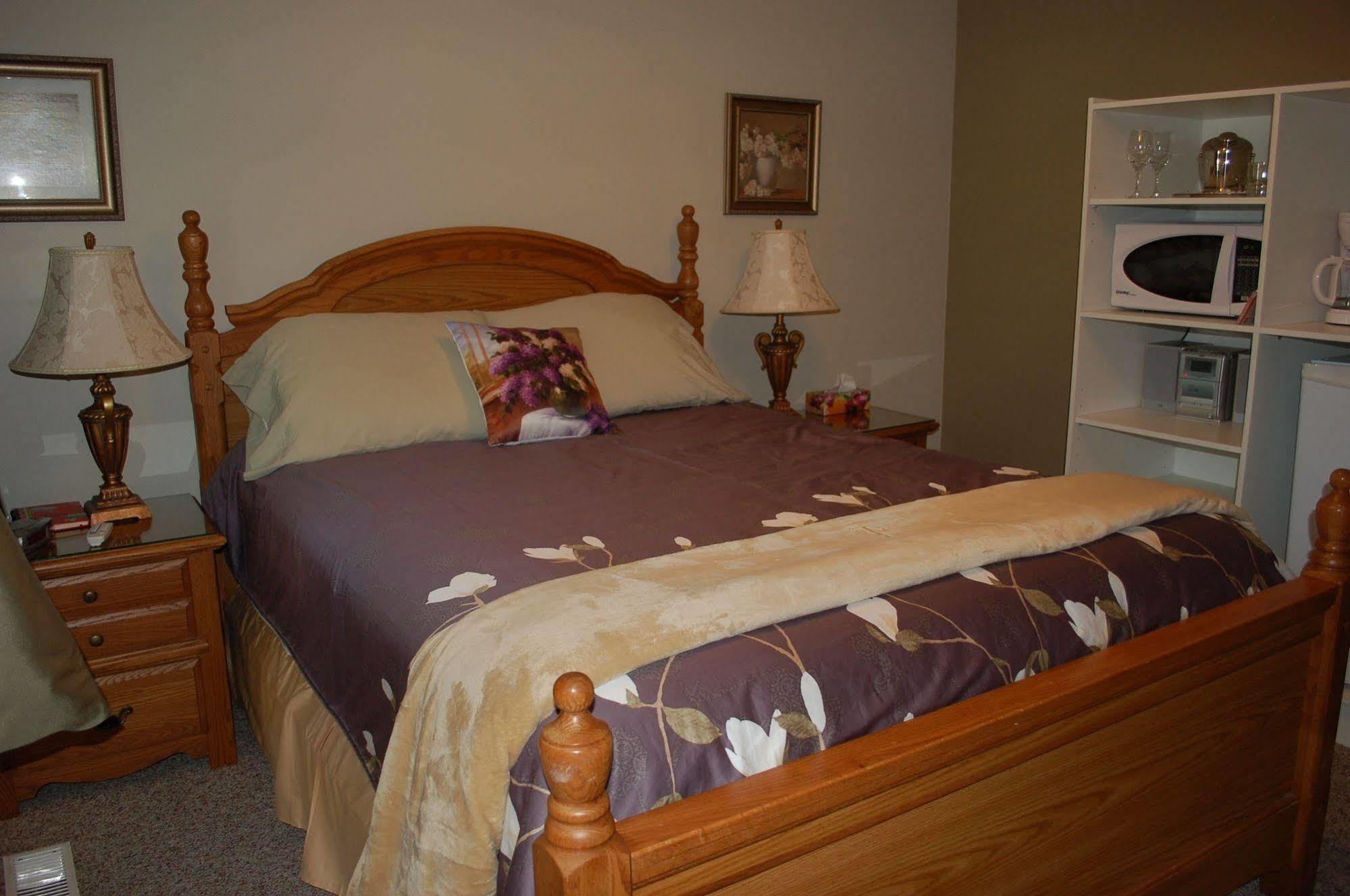 Accommodations Niagara Bed & Breakfast Екстер'єр фото