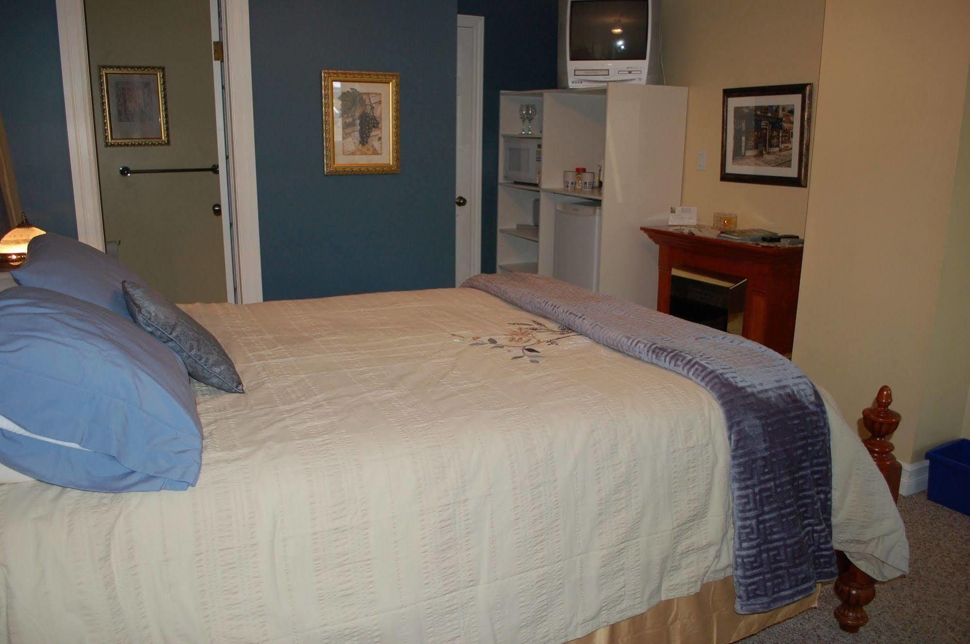 Accommodations Niagara Bed & Breakfast Екстер'єр фото